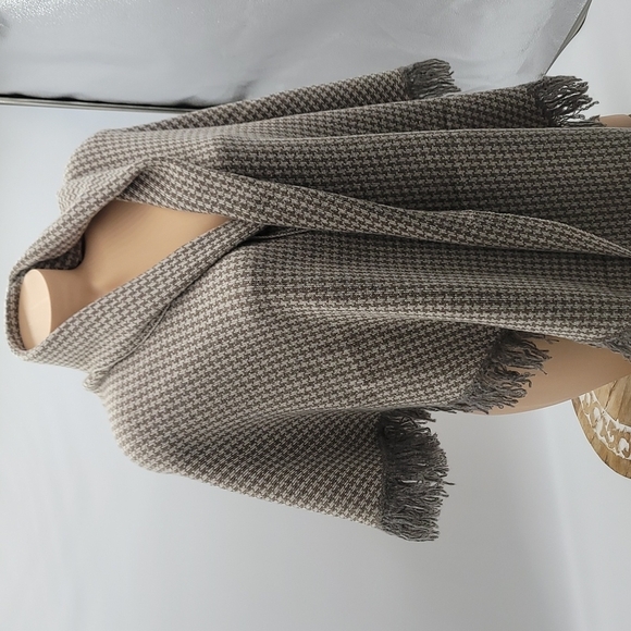 Curling Houndstooth Shawl ~ made in Italy Tan & Off White w/ grayish fringe - Picture 5 of 17